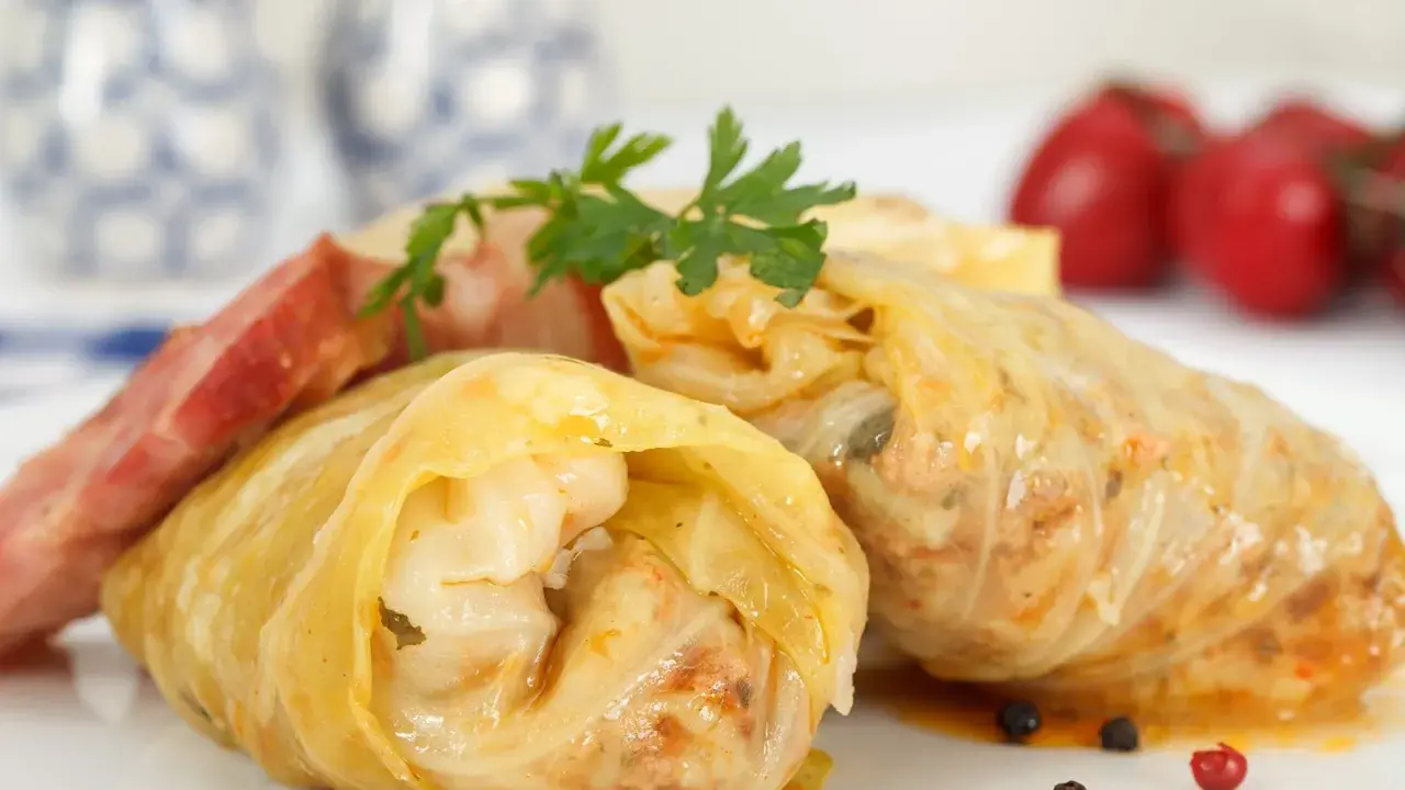Herzhafte Sarma kroatisch, gefüllt mit Fleisch und Reis, serviert mit Speck und Petersilie. Ein Genuss!