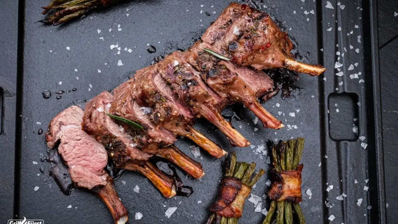 Ein perfekt gegrilltes Lammkarree mit Rosmarin und Speckbohnen. Das ganze Lamm grillen ist eine Kunst, die hier meisterhaft präsentiert wird.