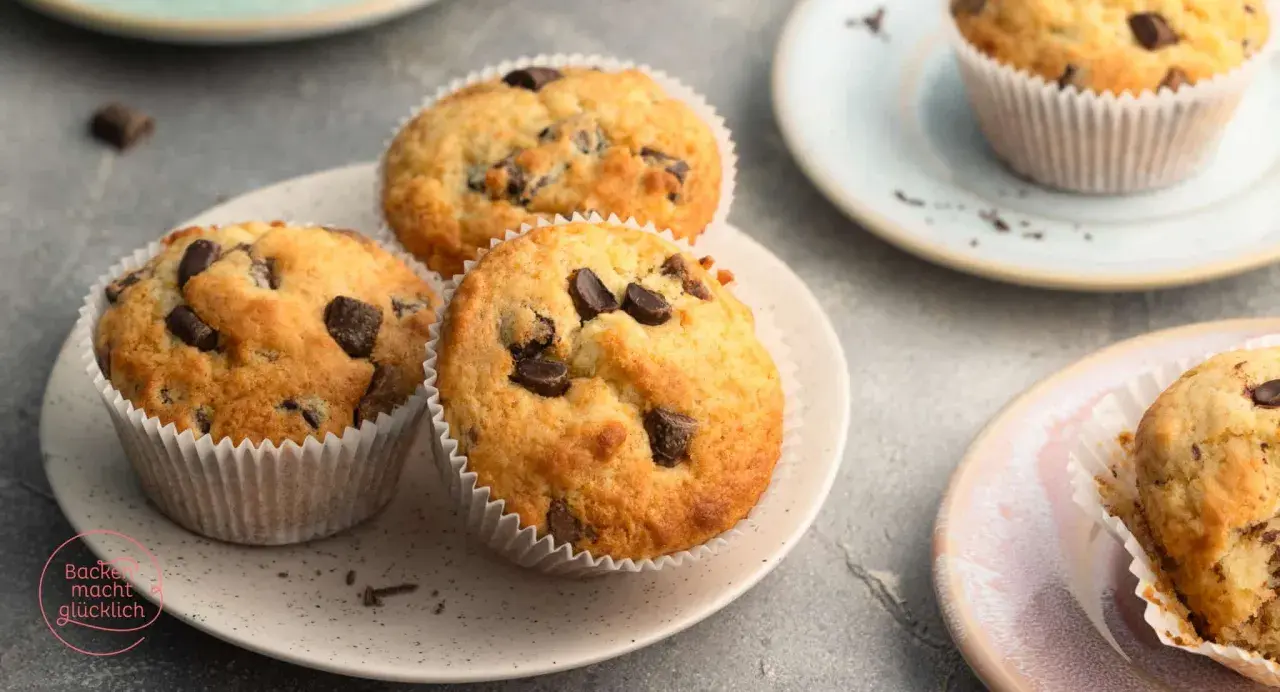 Saftige Schoko-Muffins, die nach einem einfachen Muffins Rezept gelingen. Perfekt für den Kaffeetisch.