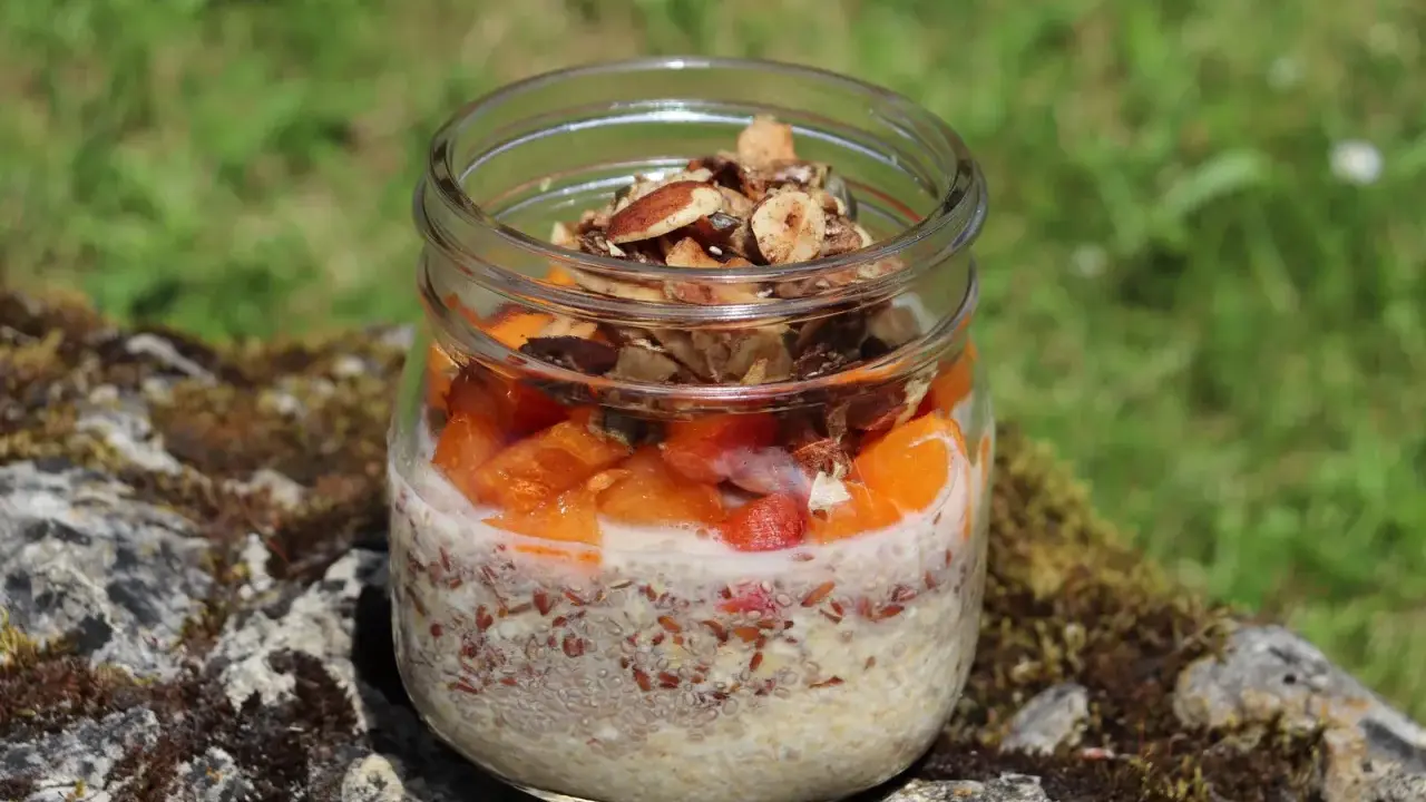 Veganes Overnight Oats im Glas mit Früchten und Nüssen, perfekt für einen gesunden Start in den Tag.
