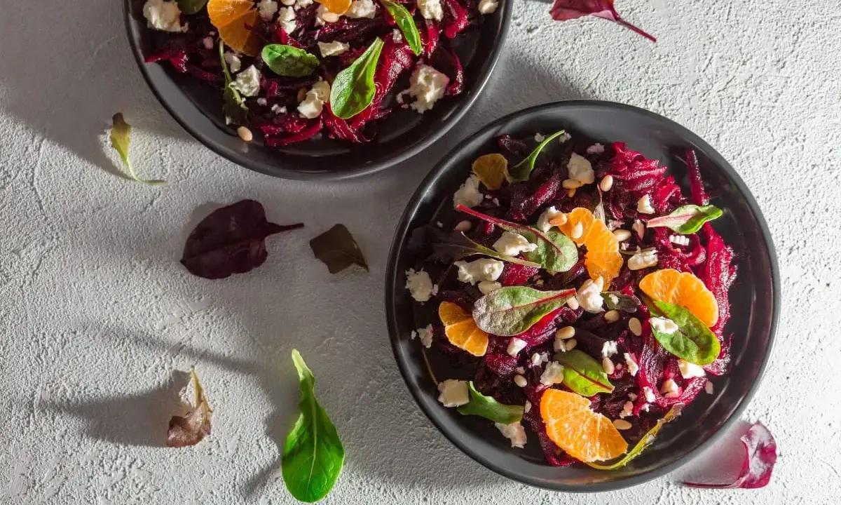 Rote Bete Salat mit Mandarinen, Feta und Pinienkernen – eine köstliche Kombination, die zeigt, was gut zu Salat passt.