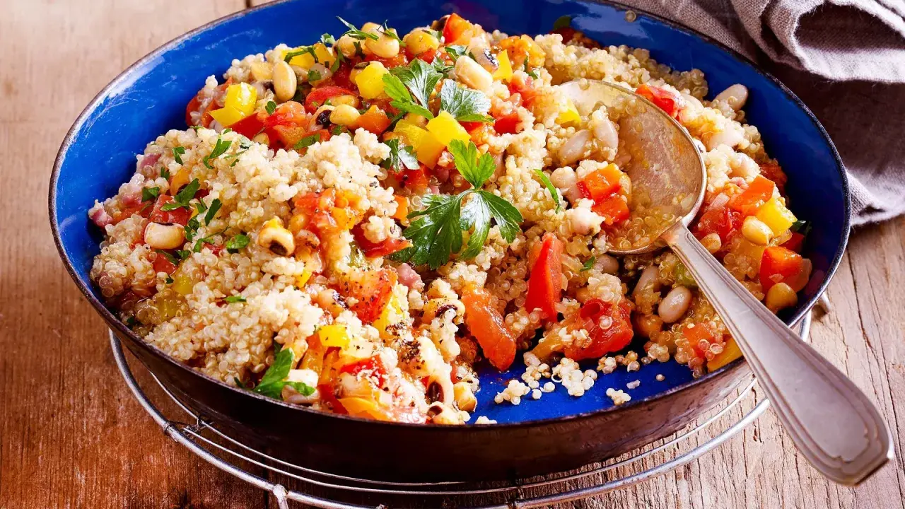 Bunter Quinoa-Salat mit Bohnen, Paprika und Tomaten, eine köstliche Idee für Quinoa Rezepte.