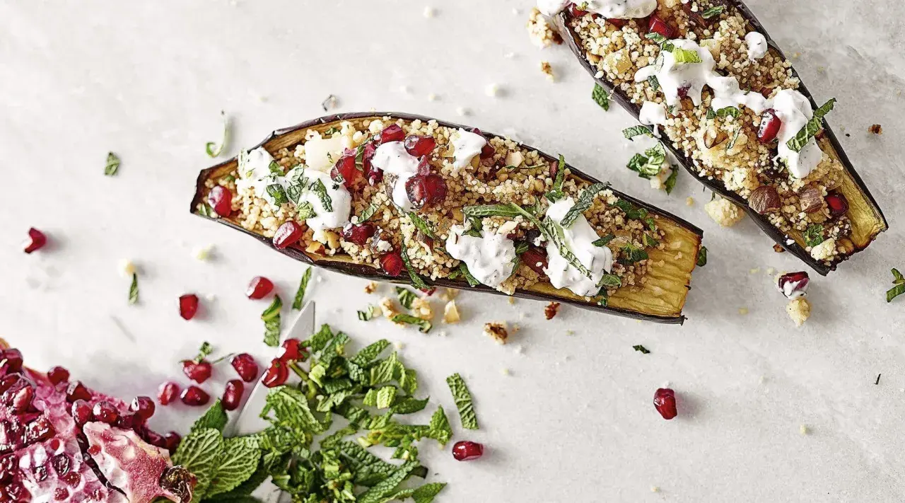Gefüllte Aubergine mit Couscous, Granatapfelkernen und Minze. Ein köstliches Aubergine Rezept, das Lust auf mehr macht.