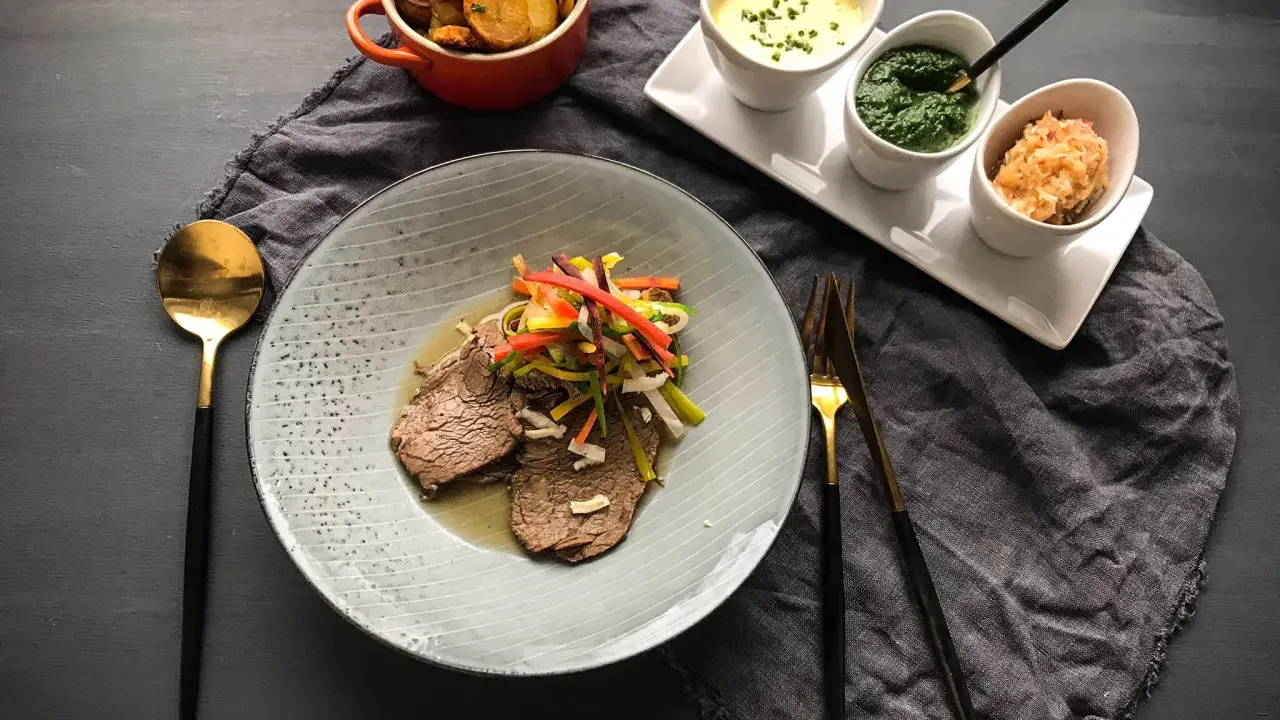 Tafelspitz mit verschiedenen Beilagen: Bratkartoffeln, grüne Soße, Apfelkren und Gemüse. Perfekt als welche Beilage zu Tafelspitz.