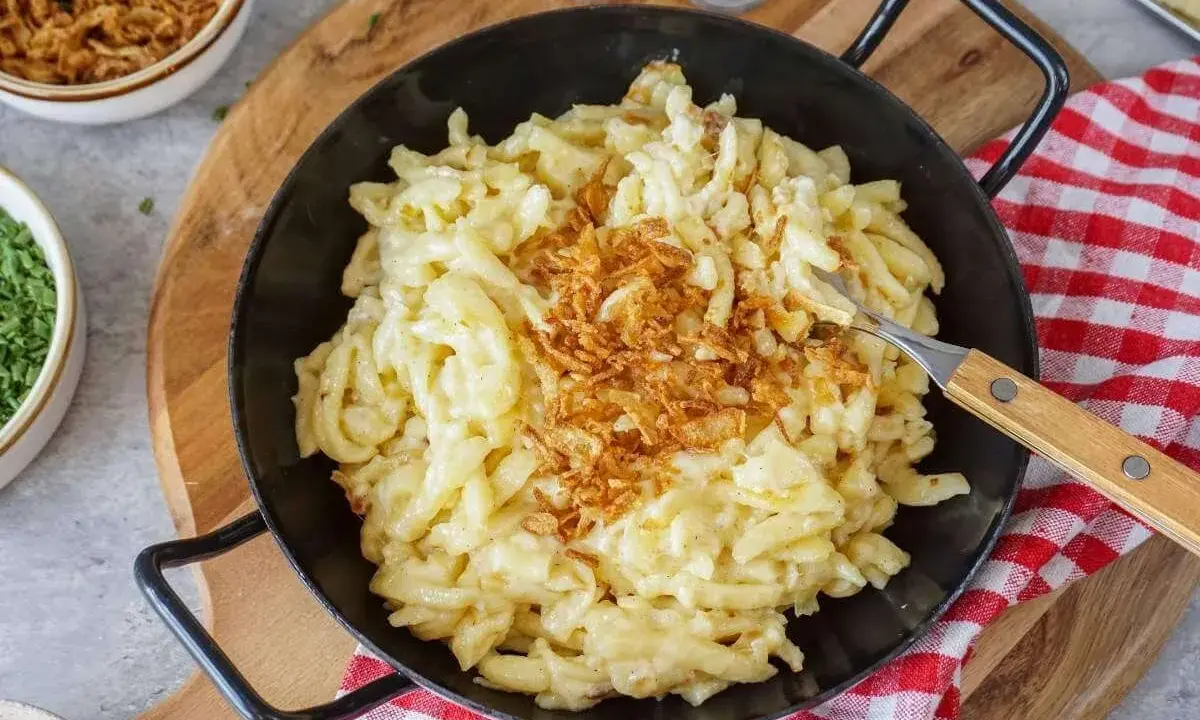 Herzhafte Käsespätzle mit knusprigen Röstzwiebeln – perfekt, wenn man sich fragt, was koche ich heute.