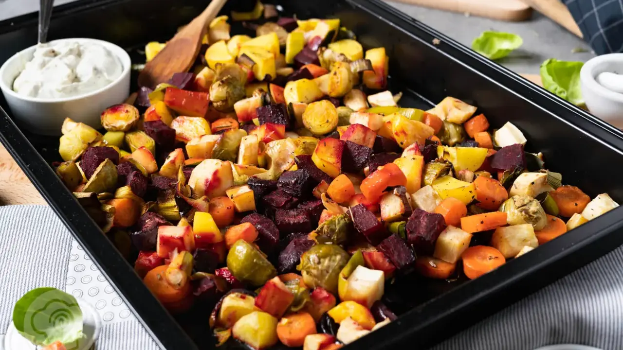 Buntes Ofengemüse mit Lauch, Karotten und Roter Bete. Perfekt für Lauch Rezepte Ofen. Dazu ein Dip.