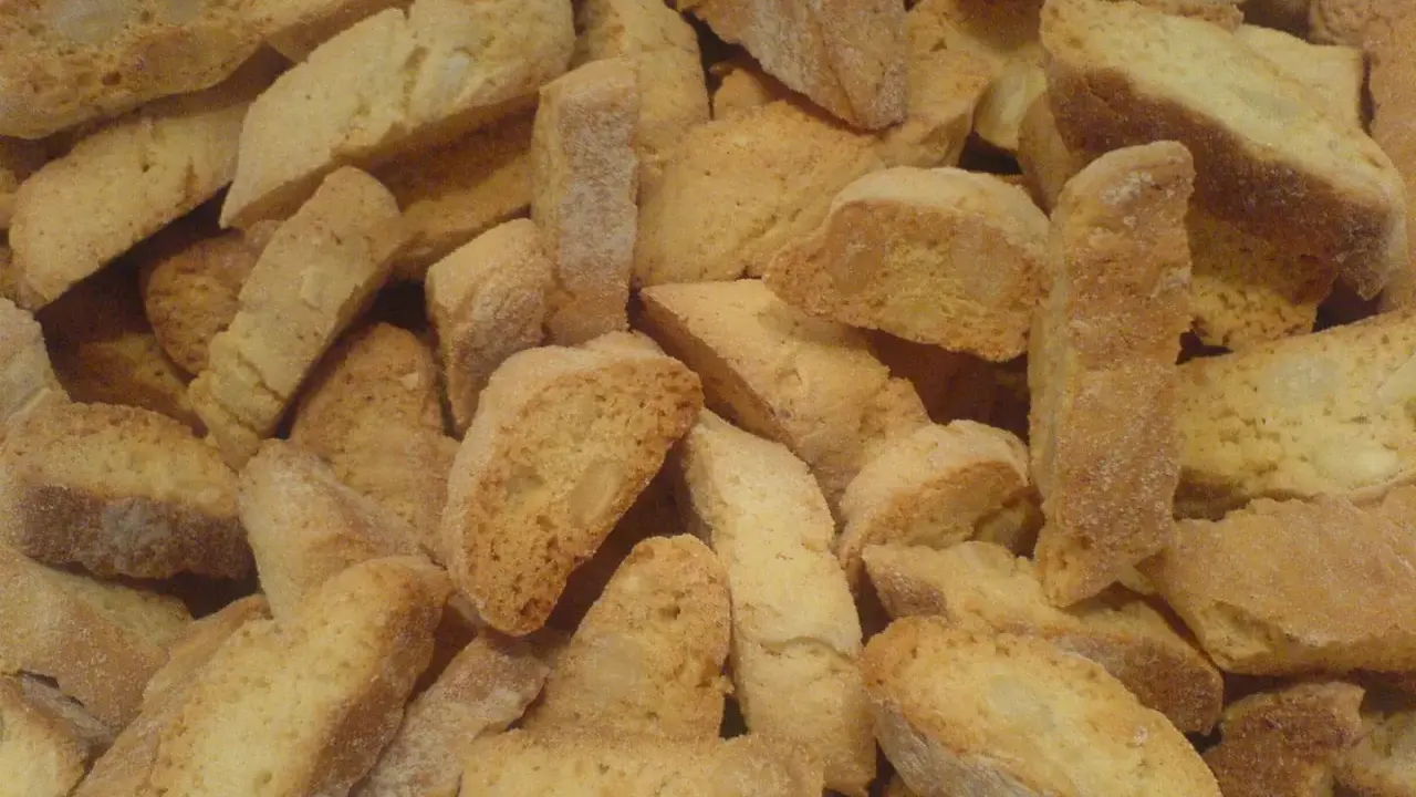Ein Haufen knuspriger Cantuccini, perfekt für ein Cantuccini Rezept. Sie sind goldbraun gebacken und mit Mandeln verfeinert.