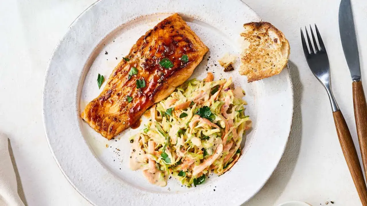 Glasierter Lachs mit Coleslaw und geröstetem Brot – eine köstliche Idee für Ihre nächsten Grill Rezepte.