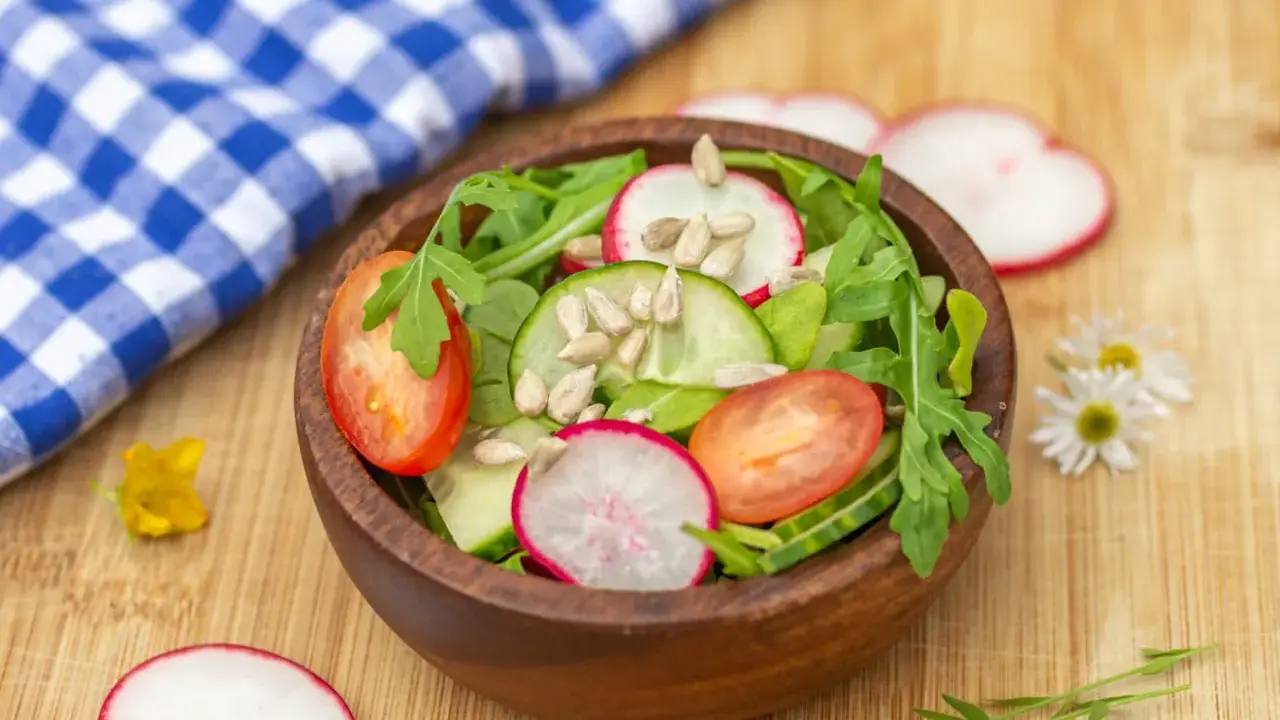 Frischer Salat mit Radieschen, Tomaten und Gurken, perfekt für leichte Radieschen Rezepte. Sonnenblumenkerne für den Crunch.