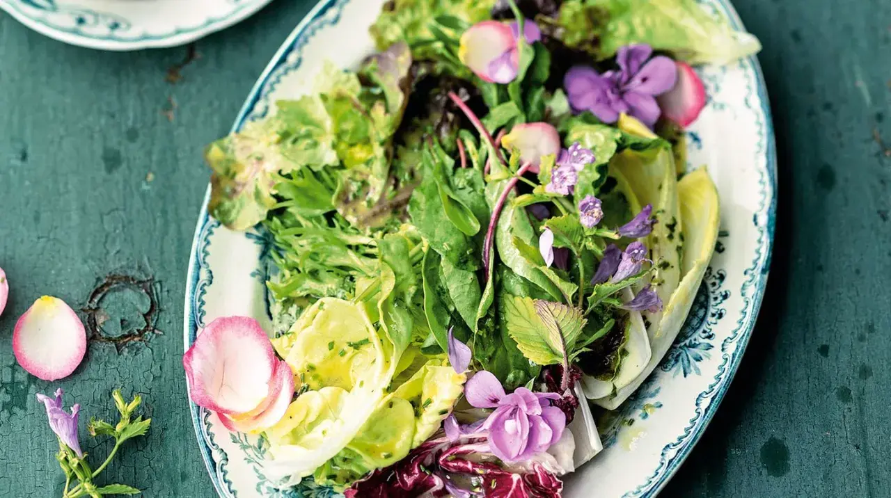 Frischer Blattsalat mit Radieschen und essbaren Blüten, eine köstliche salat beilage.