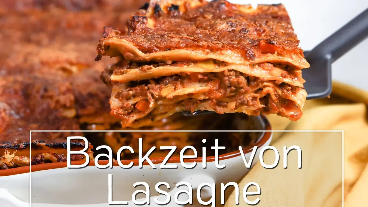 Eine frisch gebackene Lasagne wird aus der Form gehoben. Perfekt für Ober-/Unterhitze oder Umluft.