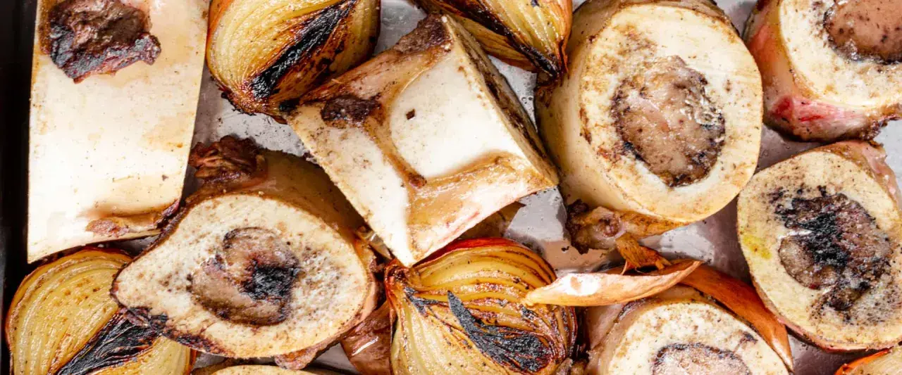 Gegrillte Rinderknochen mit karamellisierten Zwiebeln, bereit zum Rindfleisch kochen.