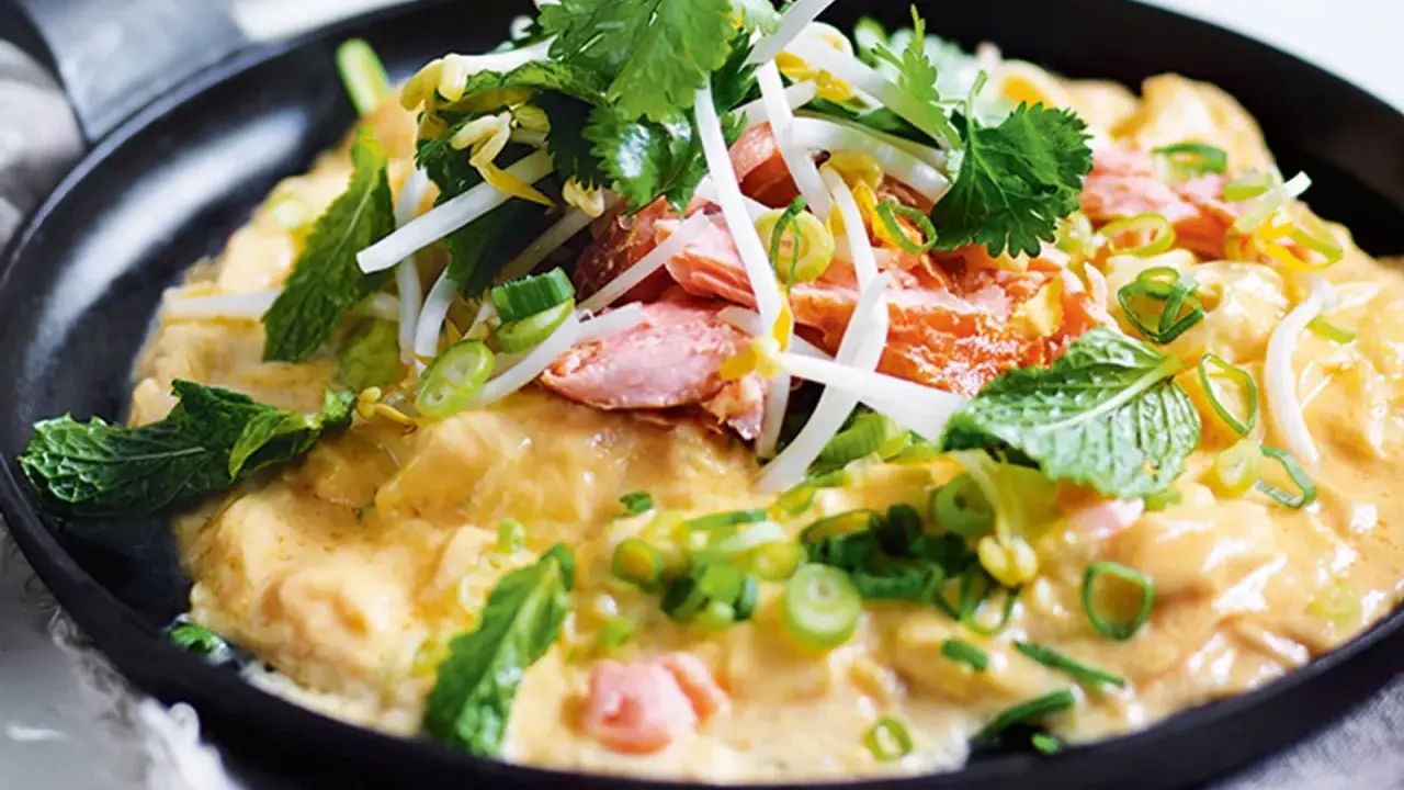 Leichte Sommergerichte: Ein Omelett mit Lachs, Sojasprossen, Koriander und Minze in einer Pfanne.