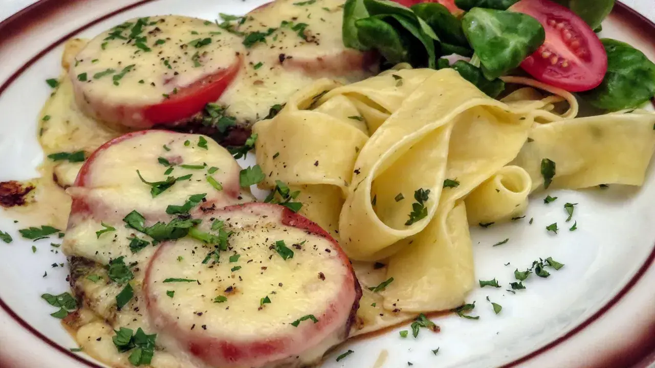 Schweinemedaillons mit Tomaten und Käse überbacken, dazu breite Bandnudeln und ein kleiner Salat. Perfekt für schnelle schweine minutensteaks im backofen.