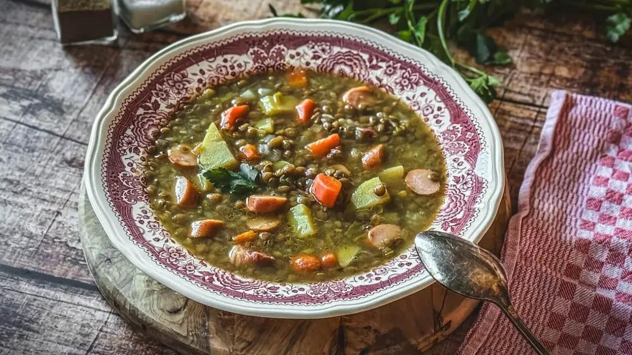 Herzhafte Linsensuppe mit Würstchen und Gemüse, ein Klassiker unter den Linsen Rezepten, serviert in einer schönen Schüssel.