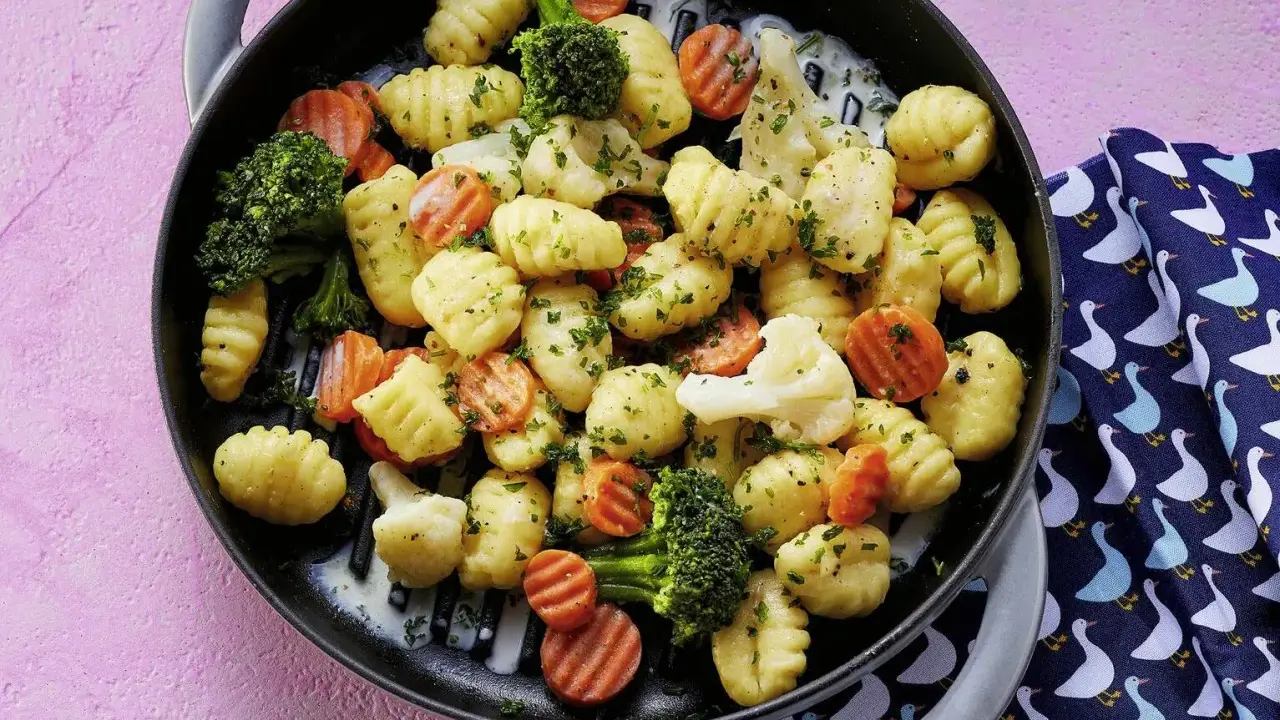 Gnocchi mit Brokkoli, Karotten und Blumenkohl in cremiger Sauce, ein einfaches Gericht, das zu den besten Gnocchi Rezepten zählt.