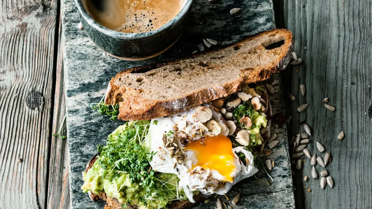 Herzhaftes Avocado-Toast mit pochiertem Ei und Kresse. Ein warmes Frühstück, das Lust auf mehr macht.