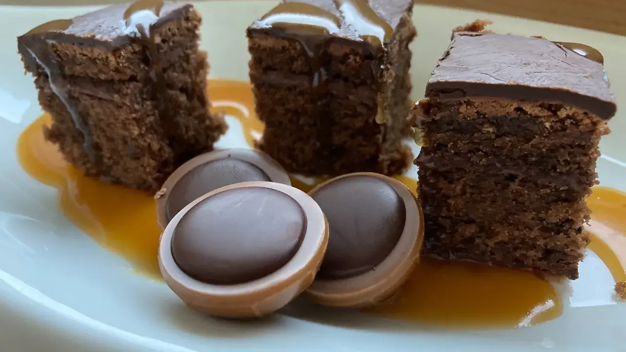 Schokoladenkuchen-Stücke mit Karamellsauce und Toffifee-Pralinen.