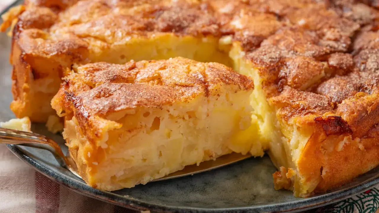 Ein Stück vom besten Apfelkuchen, goldbraun gebacken, mit Zimt bestreut. Ein Genuss für jeden Gaumen!