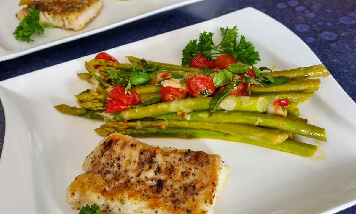 Spargel im Backofen mit Tomaten und Fisch. Wie lange braucht der Spargel?