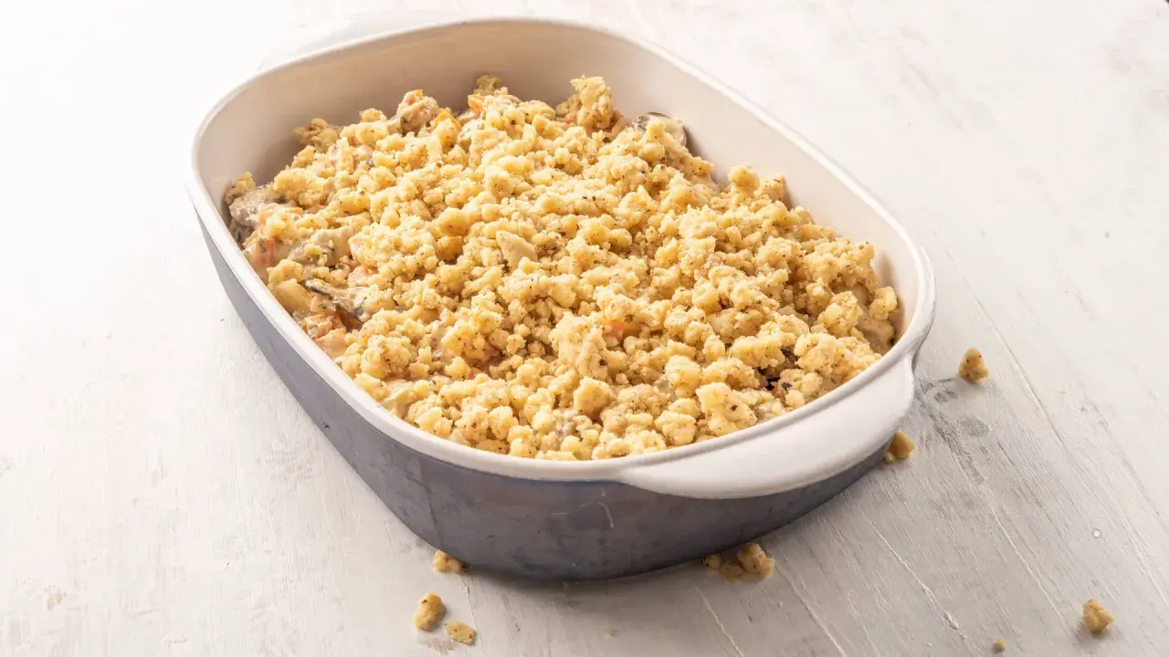 Ein Auflauf mit einer knusprigen Kruste, zubereitet als crumble ohne Butter.