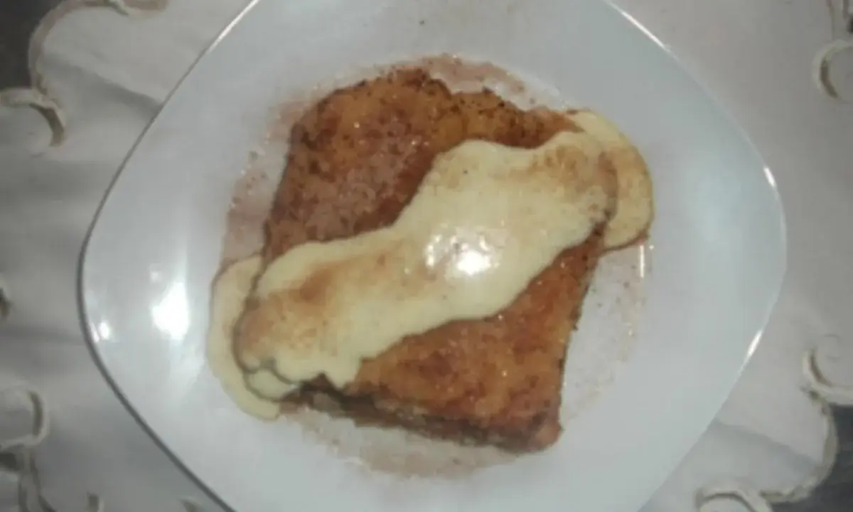 Armer Ritter, reich garniert mit Zimt und Vanillesauce. Ein Festmahl, das den Unterschied zwischen arm und reich auf dem Teller zeigt.