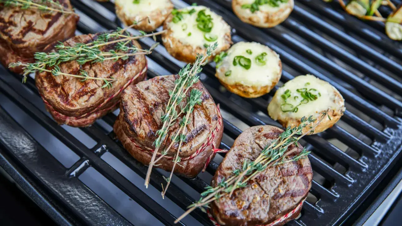 Saftige Rinderfilets und gefüllte Champignons auf dem Grill – so lecker kann man grillen!