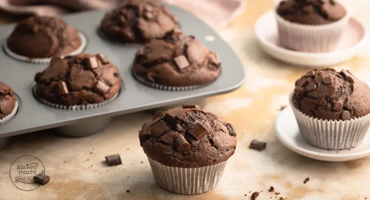 Saftige Muffins mit Schokotropfen, frisch aus der Form. Ein Genuss für jeden Schokoladenliebhaber.