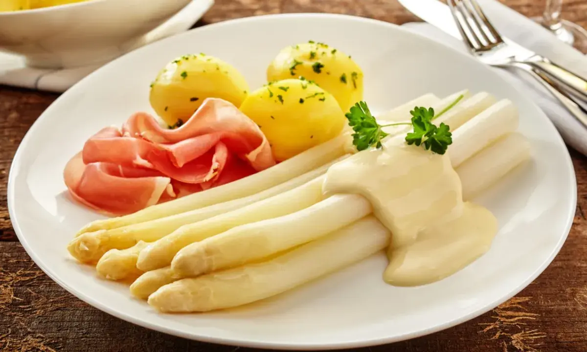 Spargel mit Sauce Hollandaise, kleinen Kartoffeln und Schinken. Eine Portion, die zeigt, wieviel Fisch pro Person auf den Teller passt, wenn man ihn durch Spargel ersetzt.