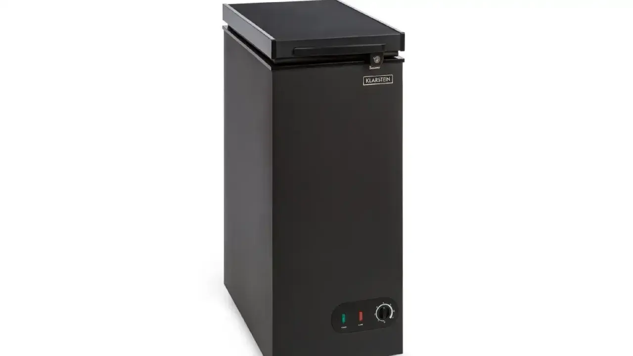 Schwarzer Klarstein Gefrierschrank mit Drehregler zur Einstellung der gefrierschrank temperatur.