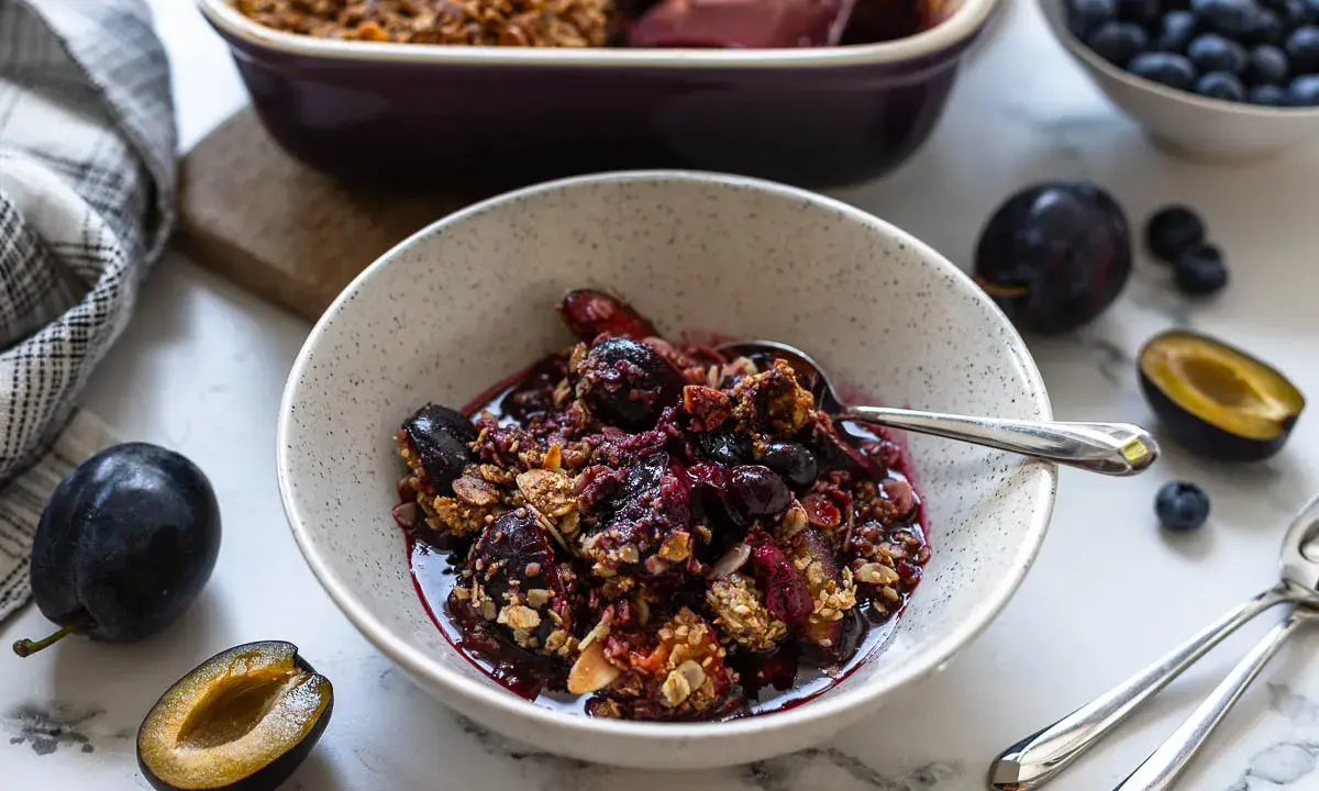 Ein köstlicher Zwetschgen Crumble, der gesund und fruchtig ist. Mit Haferflocken und Mandeln für den perfekten Crunch.