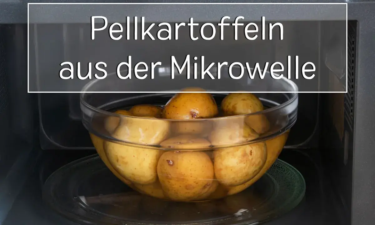 Pellkartoffeln in einer Glasschüssel in der Mikrowelle, bereit für eine schnelle Zubereitung.