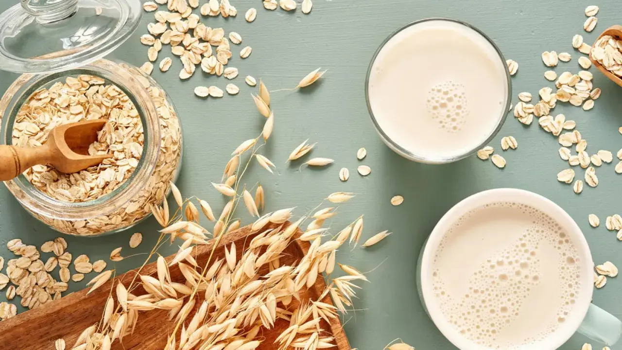 Haferflocken und Hafermilch. Achte auf das Haltbarkeitsdatum, denn auch Hafermilch kann schlecht werden.