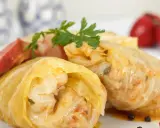 Herzhafte Sarma kroatisch, gefüllt mit Fleisch und Reis, serviert mit Speck und Petersilie. Ein Genuss!