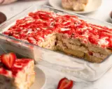 Ein saftiges Erdbeer Tiramisu in einer Glasform, geschichtet mit Löffelbiskuits, Creme und frischen Erdbeeren, verlockt zum Genuss.