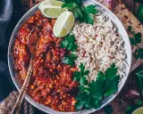 Herzhaftes Chili sin Carne mit Kidneybohnen, Reis, Limettenspalten und Petersilie. Ein Löffel wartet schon.