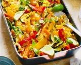 Buntes Gericht mit Reis, Paprika, Zucchini, Karotten und Cashewkernen, garniert mit Koriander und Limettenspalten. Ein köstliches Gericht mit Reis für jeden Anlass.