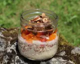 Veganes Overnight Oats im Glas mit Früchten und Nüssen, perfekt für einen gesunden Start in den Tag.