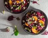 Rote Bete Salat mit Mandarinen, Feta und Pinienkernen – eine köstliche Kombination, die zeigt, was gut zu Salat passt.