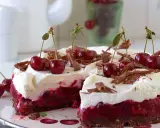 Ein saftiger Kirsch Sahne Kuchen mit frischen Kirschen und Schokostreuseln, bereit zum Genießen.