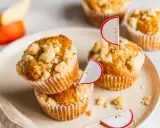 Saftige apfelmuffins mit knusprigen Streuseln, dekoriert mit süßen Apfel-Fähnchen. Ein Genuss für jeden Apfelliebhaber!