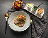 Tafelspitz mit verschiedenen Beilagen: Bratkartoffeln, grüne Soße, Apfelkren und Gemüse. Perfekt als welche Beilage zu Tafelspitz.