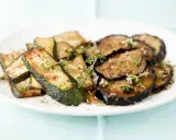 Gebratene Zucchini und Auberginen, italienisch gewürzt mit Kräutern, auf einem Teller.