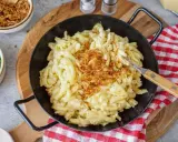 Herzhafte Käsespätzle mit knusprigen Röstzwiebeln – perfekt, wenn man sich fragt, was koche ich heute.
