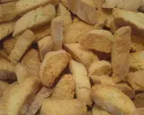 Ein Haufen knuspriger Cantuccini, perfekt für ein Cantuccini Rezept. Sie sind goldbraun gebacken und mit Mandeln verfeinert.