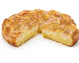 Ein saftiger Birnen Joghurt Kuchen mit goldbrauner Kruste und sichtbaren Birnenstücken.