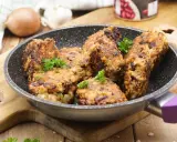 Herzhafte vegetarische Frikadellen mit Kidneybohnen und Kräutern in einer Pfanne, garniert mit Petersilie.
