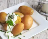 Kleine, goldbraune Kartoffeln mit cremigem Quark und frischem Schnittlauch garniert. Ein Klassiker: Kartoffeln mit Quark.