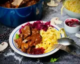 Herzhaftes Rehgulasch mit Spätzle, Rotkohl und Preiselbeeren. Ein köstliches Rehgulasch Rezept für Genießer.