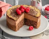 Eine köstliche Mousse au Chocolat Torte mit frischen Himbeeren und gehackten Nüssen, ein Traum für jeden Schokoladenliebhaber.